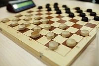 Сыграли в шашки в честь Дмитрия Губина