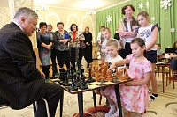 Чемпион мира открыл шахматный клуб и вручил подарки