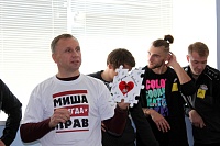 Фанаты подарили Михаилу Звягину шикарную футболку (ВИДЕО)