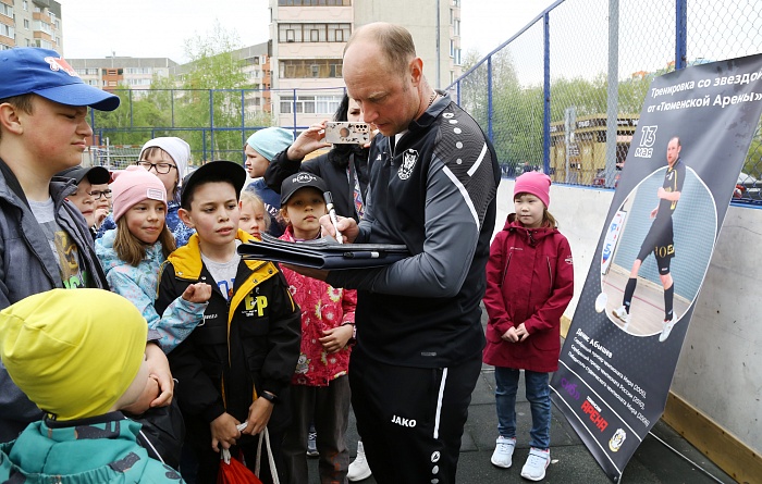 Старший тренер МФК «Тюмень» Денис Абышев: «Мне всегда приятно повозиться с ребятишками. Они искренне играют в футбол»