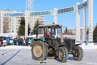 В Тобольске дамы водят трактор!