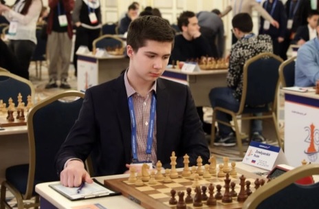 Иван Землянский играет на турнире в Самарканде