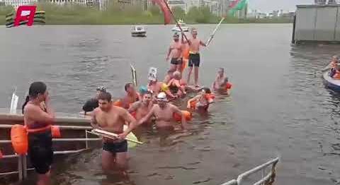 Тюменские "моржи" совершили заплыв по реке Тура в рамках акции "Бессмертный полк"