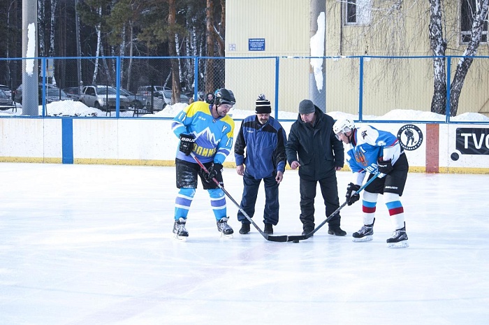 На фото: Региональный представитель НХЛ в Тюменской области Олег Антипин, первый мастер спорта в Тюменской области Сергей Горев и капитаны команд Илья Захаров и Алексей Якимов