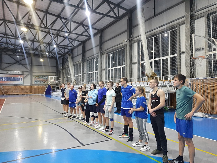 В парковый волейбол сыграли…в зале