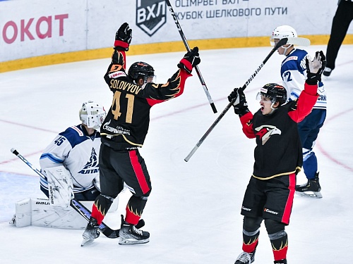 Клубам Всероссийской хоккейной лиги помогает домашний лёд