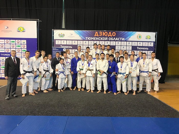 На татами завоевали по два золота