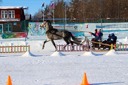 Старты завершили эстафеты с клюшкой, коромыслом и лошадью
