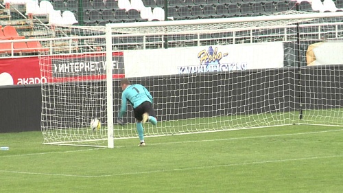 Иван Сметанин забивает «Уралу» со своей половины поля в подкате!