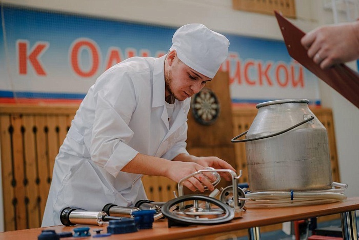 В соперничестве дояров на сельских играх блистали хозяева
