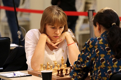 Гиря держит марку лидера