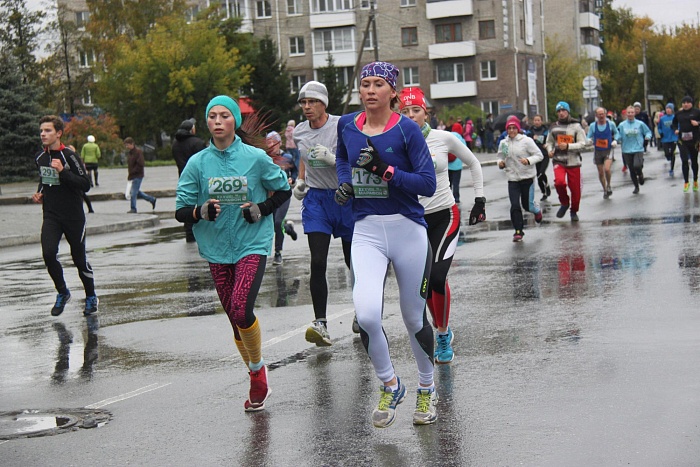 Заслужили трофеи в Шадринском марафоне