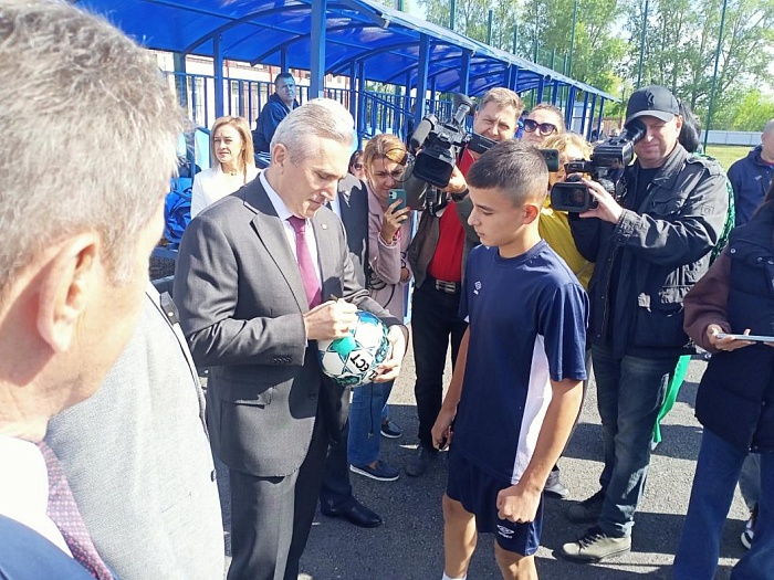 Губернатор области Александр Моор посетил новую спортплощадку в Памятном Ялуторовского района