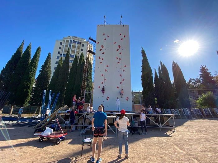 Тюменские скалолазы тренируются в Алуште