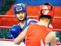 Альбина Молдажанова на ринге помогает олимпийцам