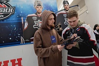 Болельщик хоккейного клуба «Рубин» Михаил Есипов: «Игроки оценили то, что я собираю блокнот про них. И дали мне автографы»