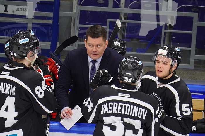 Главный тренер хоккейного клуба «Тюменский Легион» Алексей Осипов: «У команды появился свой фан-сектор: болельщики рисуют плакаты, поддерживают нас, что очень радует»