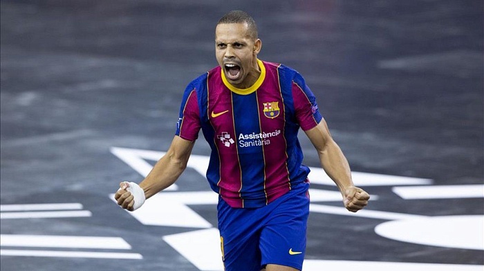 Наставник мини-футбольного клуба «Тюмень-дубль» Евгений Осинцев: «Нашим «столбам» дано задание - после отпуска быть похожими на Феррао»