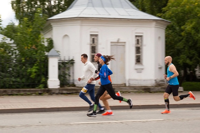 Александр Антонов и Мария Козар стали победителями Тобольского полумарафона