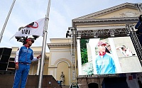 Андрей МАКОЕЕВ (Тюменская область) поднимает флаг соревнований. Фото Виктории ЮЩЕНКО