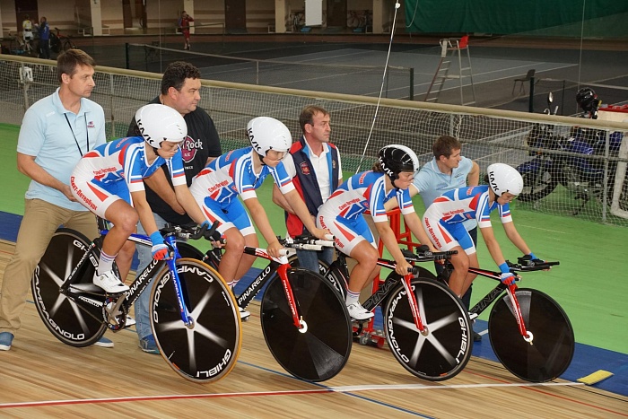 Школьники соперничали на треке