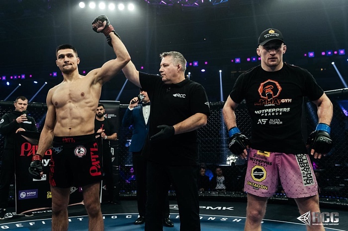 Удушающим расправился над чехом