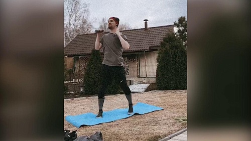 Метание ножей, выбивание ковров, приседания с котом. Как игроки ХК «Рубин» тренируются во время самоизоляции