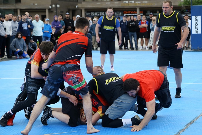 Первый в Тюмени турнир по регболу