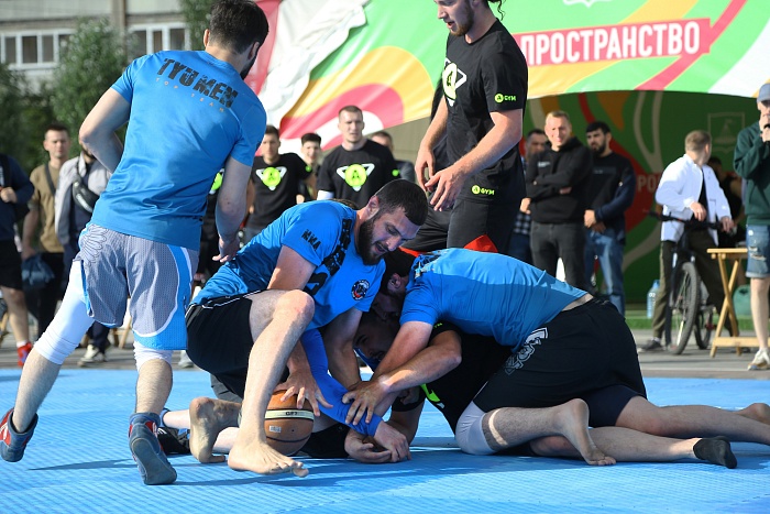 Первый в Тюмени турнир по регболу