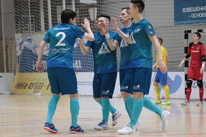 Кемеровский клуб уходит в отрыв