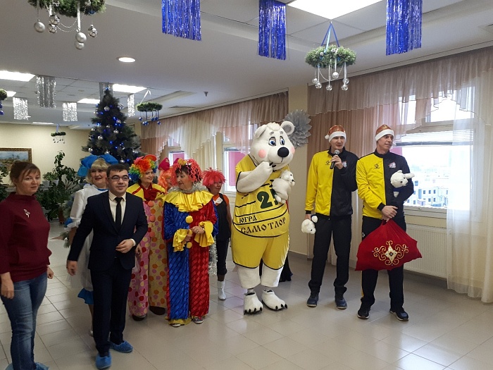 Волейболисты посетили детскую больницу