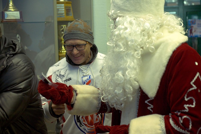 Дед Мороз и Снегурочка в гостях у ХК "Рубин"