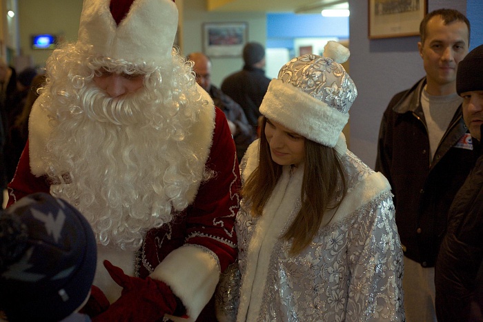 Дед Мороз и Снегурочка в гостях у ХК "Рубин"