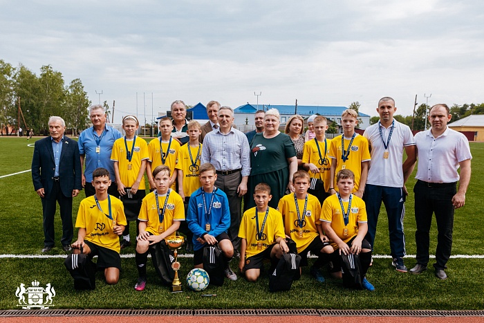 Губернатор области Александр Моор наградил юных футболистов из Казанского района