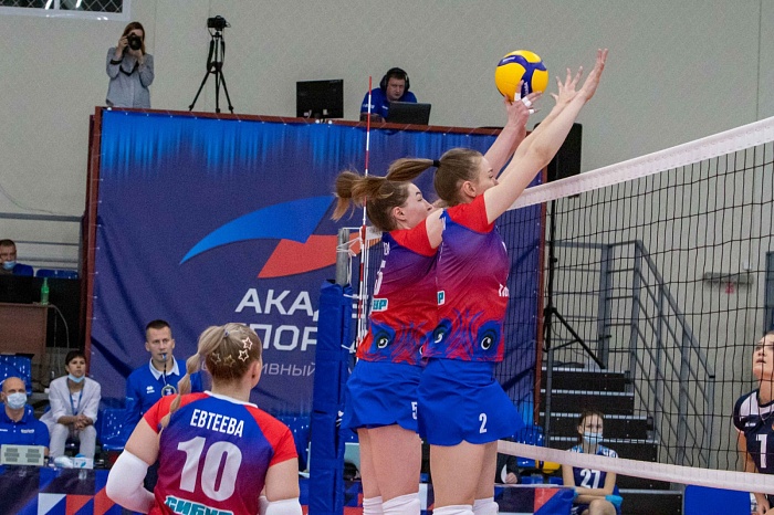 Проиграли хозяйкам площадки