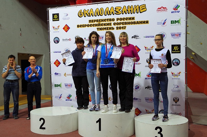 Луиза блистала на тюменском скалодроме