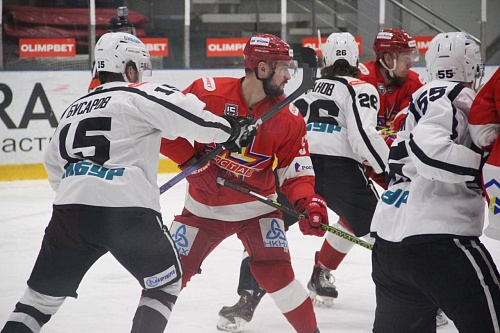 Хоккейный клуб «Рубин» победил в Ижевске в серии бросков