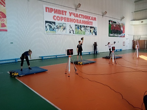 Соперничали юные гиревики