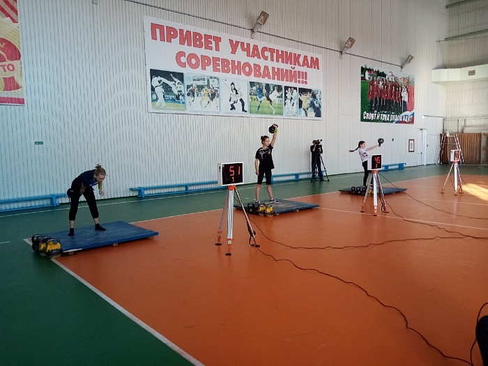 Соперничали юные гиревики