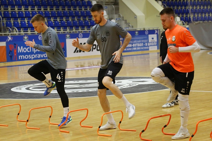Тренировка МФК «Тюмень» под началом нового наставника Максима Горбунова