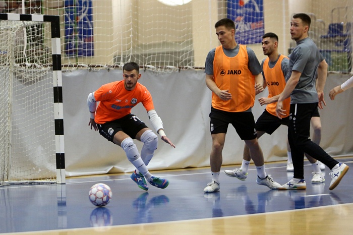 Тренировка МФК «Тюмень» под началом нового наставника Максима Горбунова