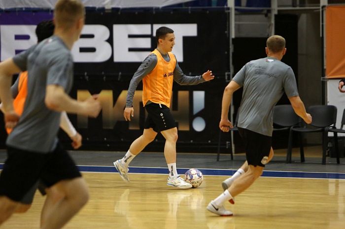 Тренировка МФК «Тюмень» под началом нового наставника Максима Горбунова