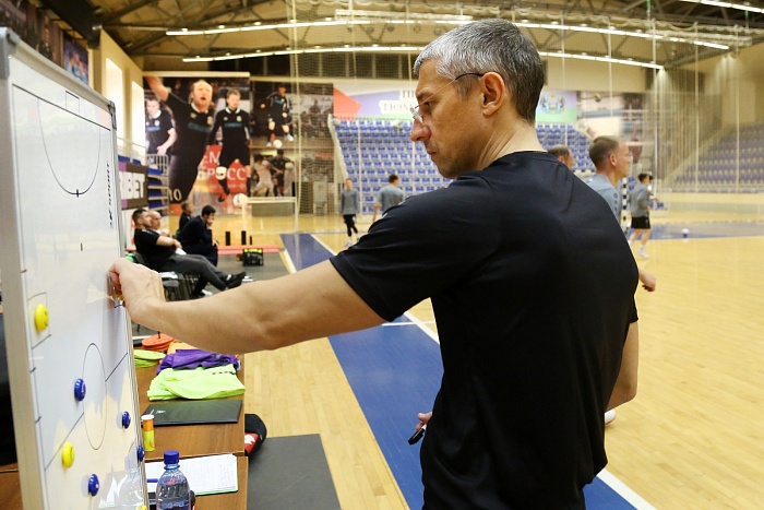 Тренировка МФК «Тюмень» под началом нового наставника Максима Горбунова