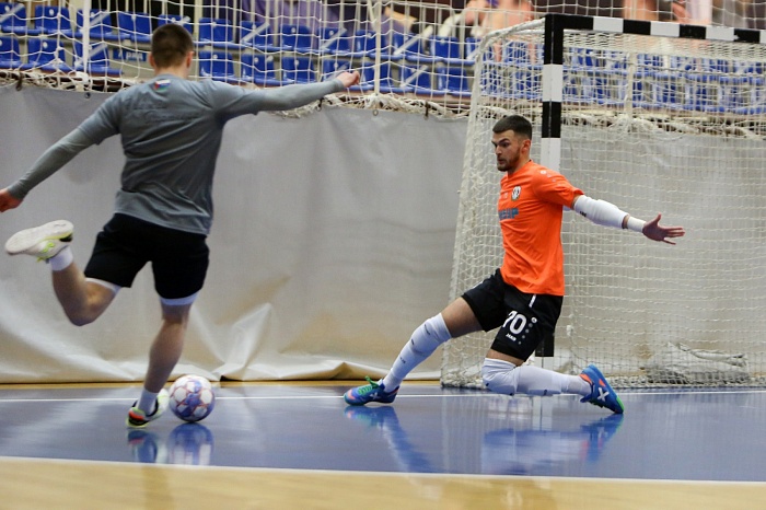 Тренировка МФК «Тюмень» под началом нового наставника Максима Горбунова