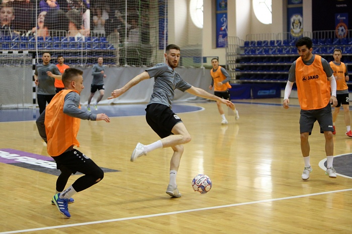 Тренировка МФК «Тюмень» под началом нового наставника Максима Горбунова