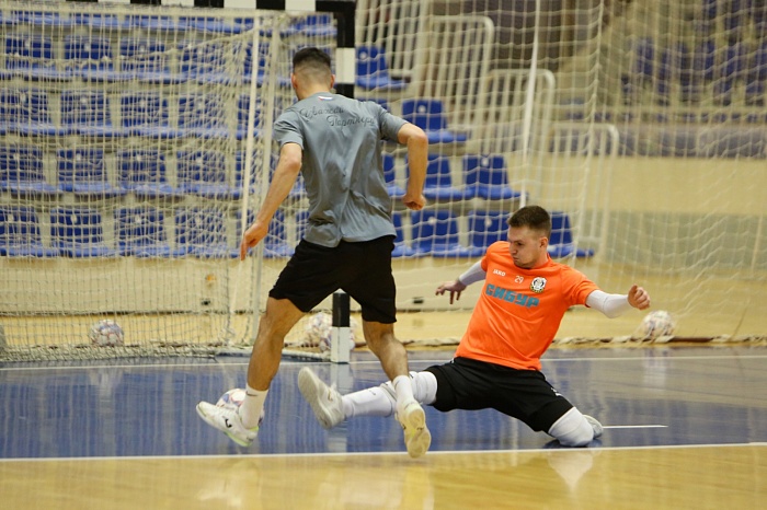 Тренировка МФК «Тюмень» под началом нового наставника Максима Горбунова