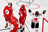 Олимпийский сюр в Пекине: хоккеистки России и Канады играли в медицинских масках