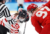 Олимпийский сюр в Пекине: хоккеистки России и Канады играли в медицинских масках