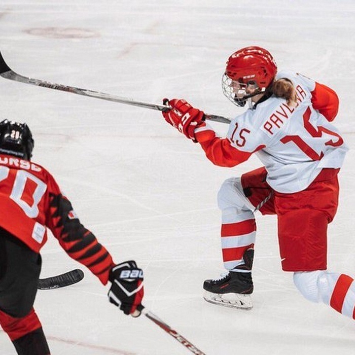 Олимпийский сюр в Пекине: хоккеистки России и Канады играли в медицинских масках