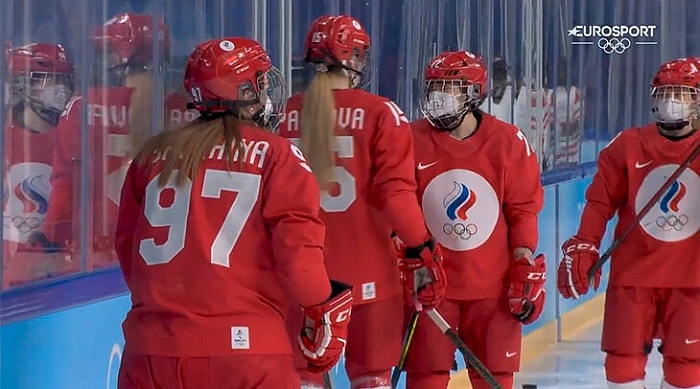 Олимпийский сюр в Пекине: хоккеистки России и Канады играли в медицинских масках